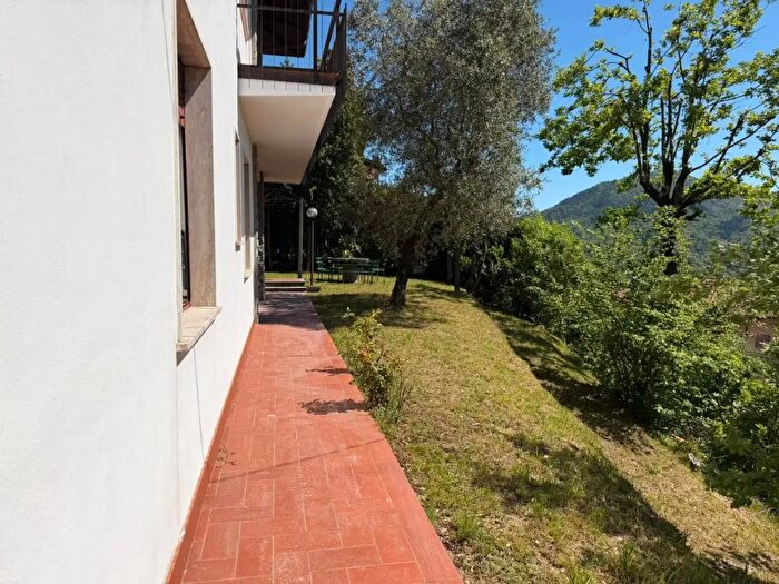 Casa con 8 locali in vendita in Podenzana