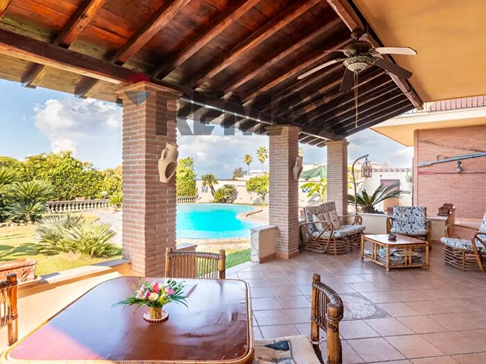 Casa con 10 locali in vendita in Via Giuseppina Snc, Anzio