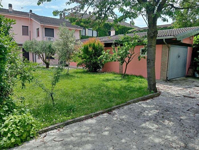 Casa con 11 locali in vendita in Alessandria