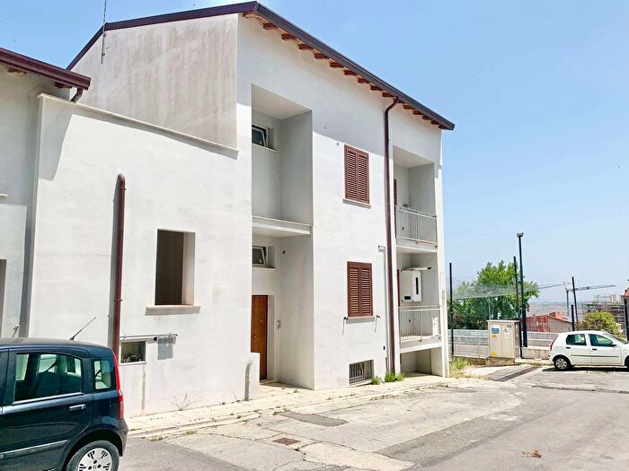 Casa con 16 locali in vendita in Guglionesi