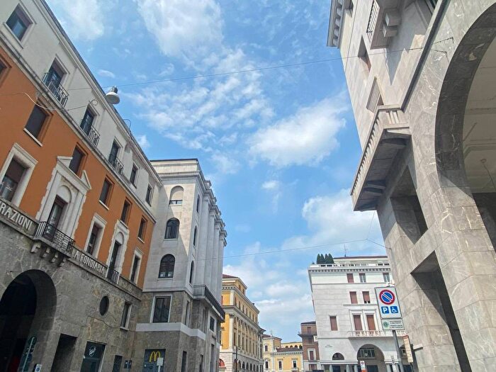 Appartamento trilocale in affitto in Piazza della Vittoria, Loggia Garibaldi, Brescia