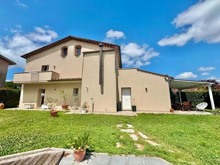 Casa con 8 locali in vendita in Ponsacco