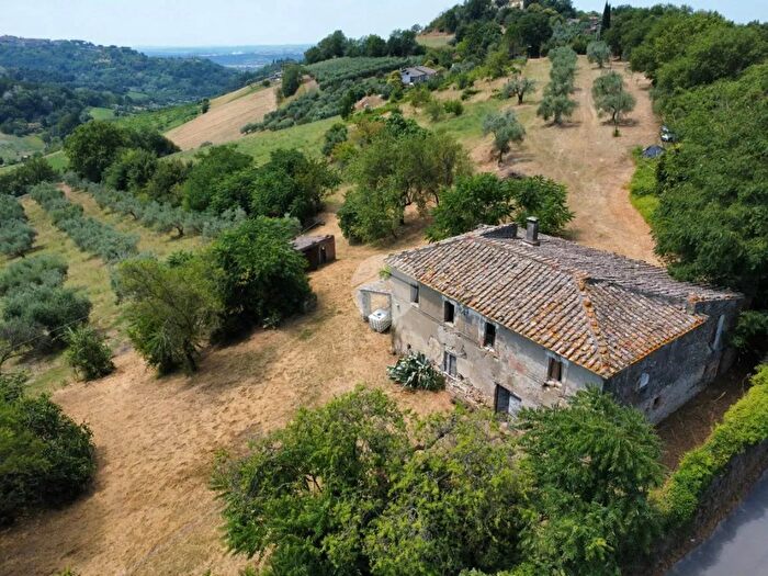 Casa quadrilocale in vendita in Via Collepineto, Magliano Sabina