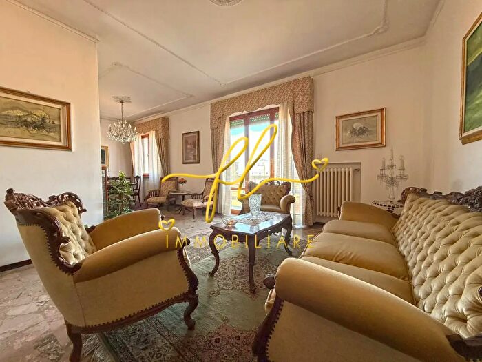 Appartamento con 6 locali in vendita in Cecina