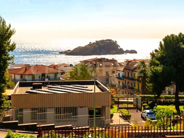 Appartamento con 6 locali in vendita in Via Spagnola, Aci Castello