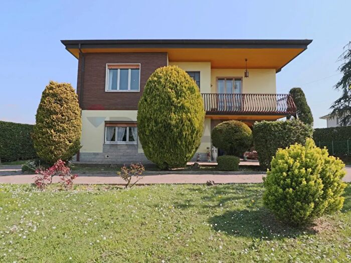 Casa quadrilocale in vendita in Brembate Di Sopra