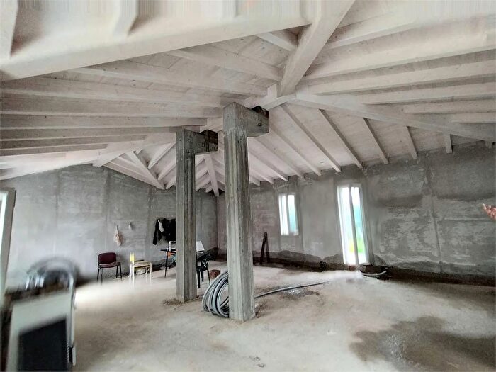 Casa con 5 locali in vendita in Luni