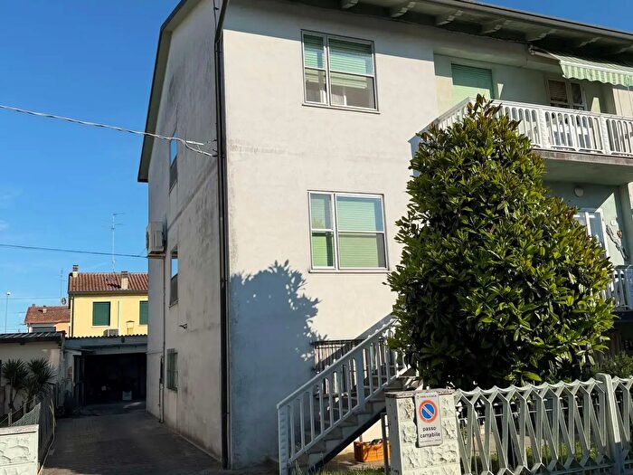 Casa con 10 locali in vendita in Alfonsine