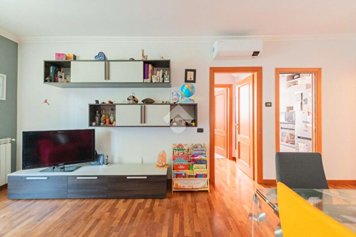 Appartamento trilocale in vendita in Via Enrico Mancini, Roma