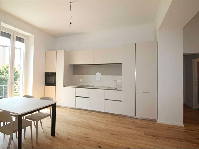 Appartamento con 5 locali in affitto in VIALE GIULIO CESARE, Borghi, Como