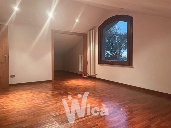 Casa con 10 locali in vendita in Cesena