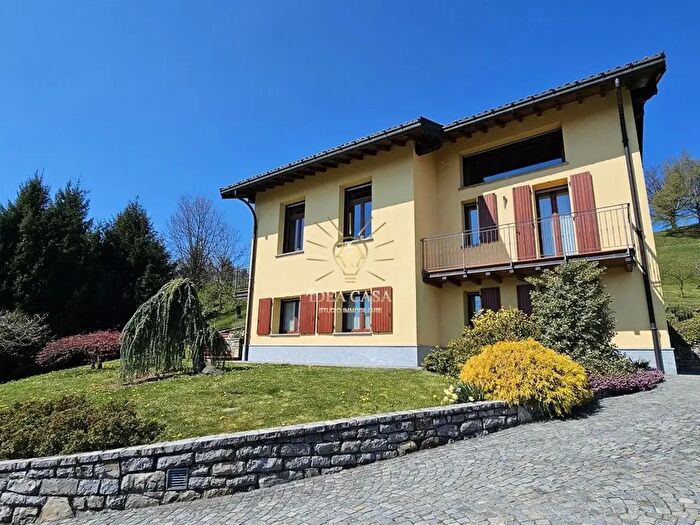Casa con 6 locali in vendita in Via Prati di Valcava, Bergamo