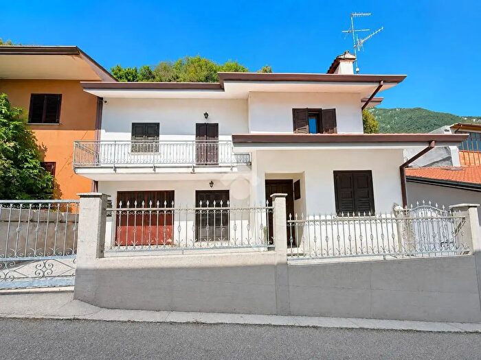 Appartamento con 6 locali in vendita in Via Chiesa, Trasaghis