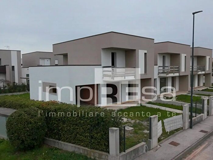 Casa quadrilocale in vendita in Via Don Giovanni Capoia, Paese