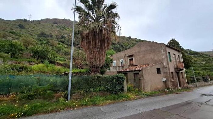 Casa quadrilocale in vendita in Strada Provinciale di Briga, Messina