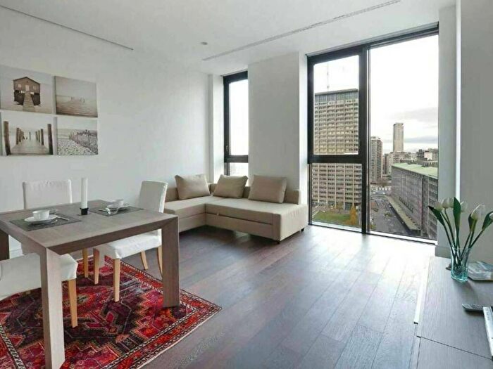 Appartamento bilocale in affitto in Viale della Liberazione, Porta Nuova, Milano