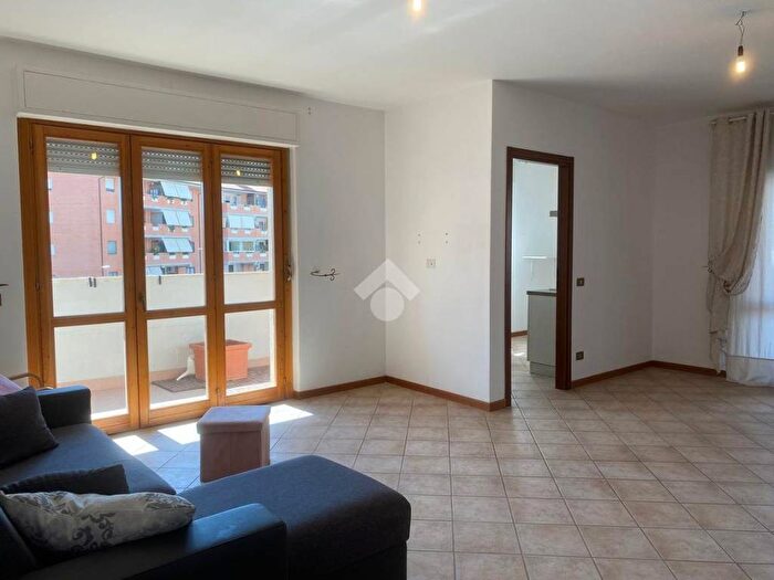 Appartamento con 6 locali in affitto in appartamento via rondoni, Massimina, Roma