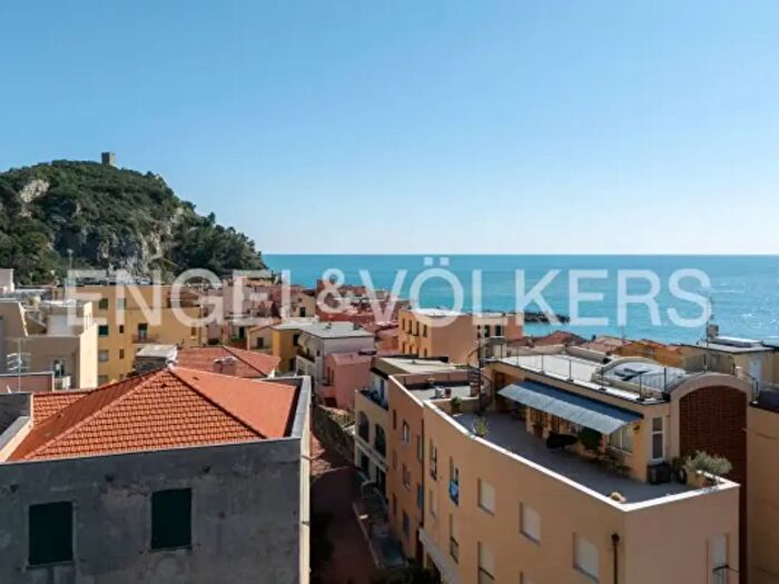 Appartamento con 5 locali in vendita in Via del Capo, Finale Ligure