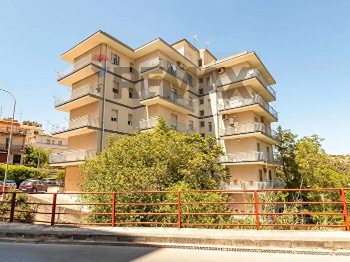 Appartamento con 6 locali in vendita in Via Trani, Modica