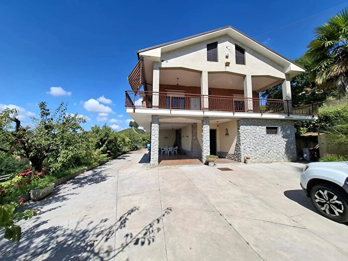 Casa con 6 locali in vendita in Priocca