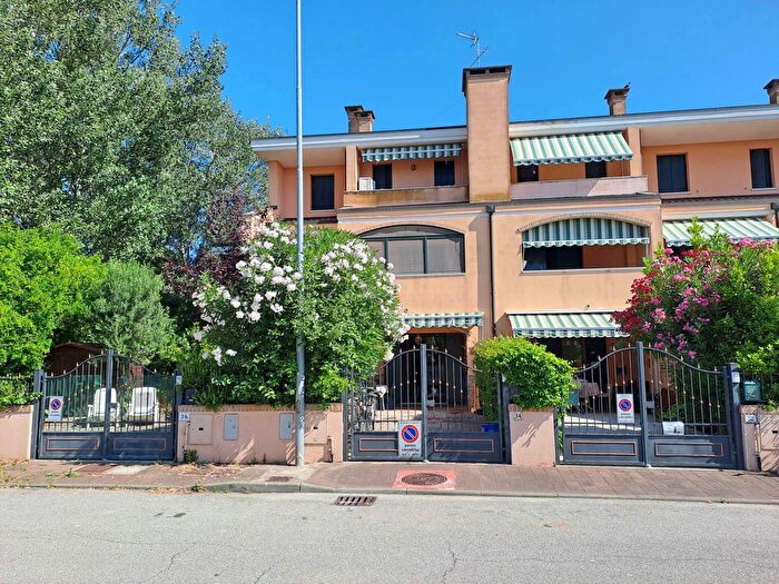 Casa quadrilocale in vendita in Via Faenza, Comacchio