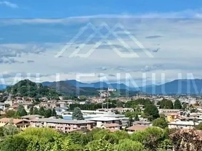 Casa con 5 locali in vendita in Arona