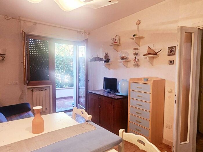 Casa quadrilocale in affitto in Marina Verde Renella, Montignoso