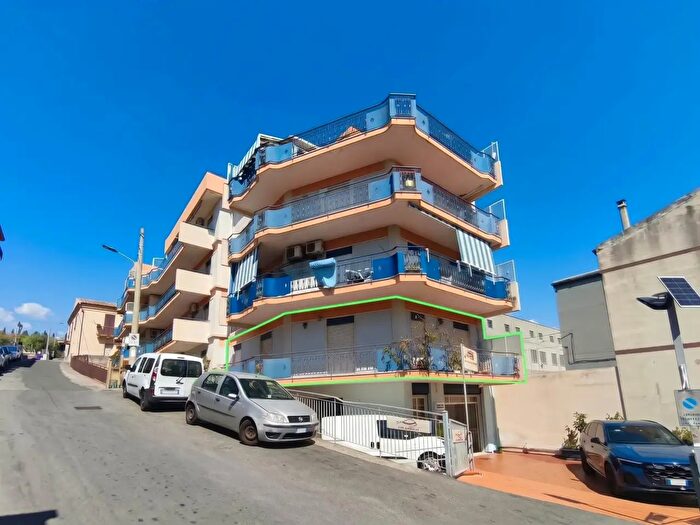 Appartamento quadrilocale in vendita in Via Ferrer, Roccalumera