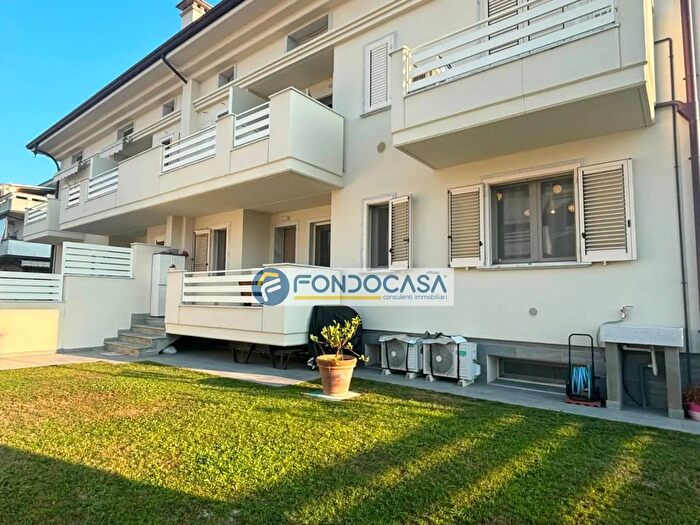 Appartamento trilocale in vendita in Viale Giovanni da Verrazzano, Carrara