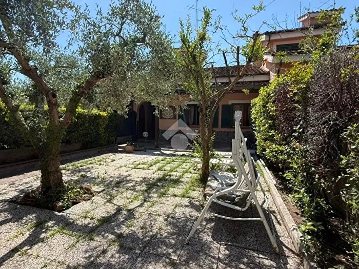 Casa con 7 locali in vendita in Via Provinciale Capena Bivio, Capena