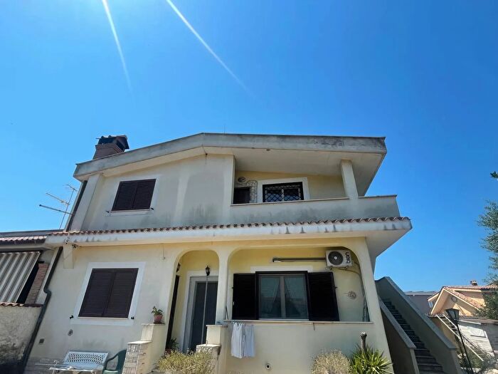 Appartamento con 5 locali in vendita in Via Mar Ligure, Pomezia