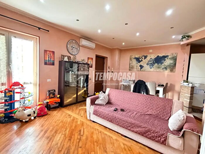 Appartamento trilocale in vendita in Via Cairate, Roma