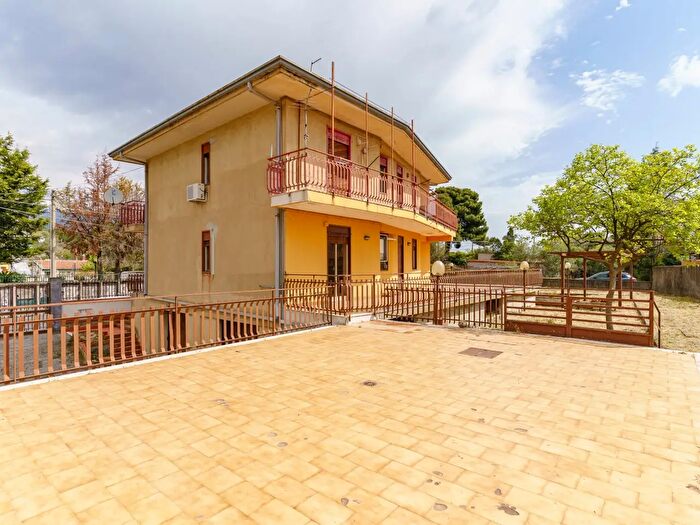 Casa con 6 locali in vendita in Via P Picasso, Mascalucia