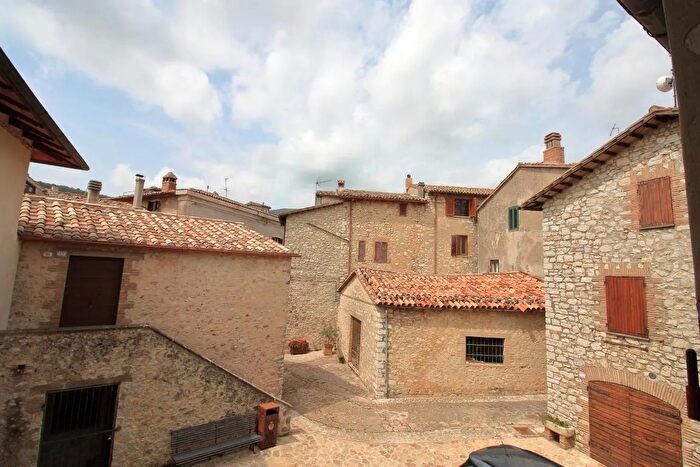 Appartamento con 8 locali in vendita in Via Rotonda, Avigliano Umbro