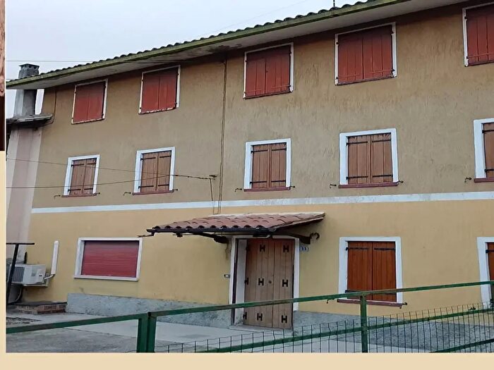 Casa con 12 locali in vendita in Cavaso Del Tomba