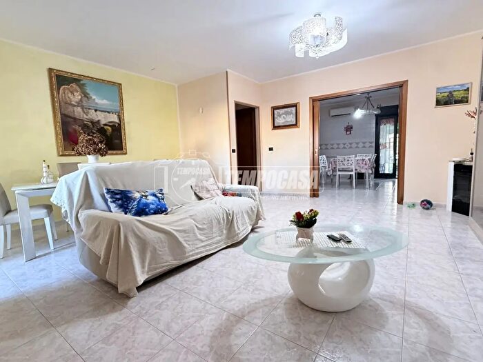Appartamento quadrilocale in vendita in Via Pietro Castelli, Messina