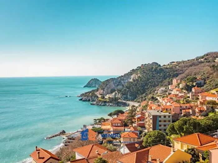 Appartamento trilocale in vendita in Via Rovere, Bergeggi