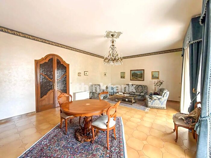 Casa con 10 locali in vendita in Corso Vittorio Emanuele, Floridia