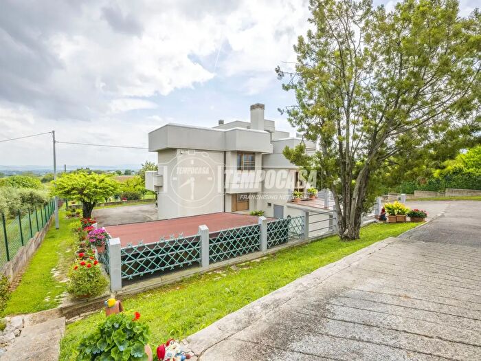 Casa con 9 locali in vendita in Viale Italia, Montemarciano