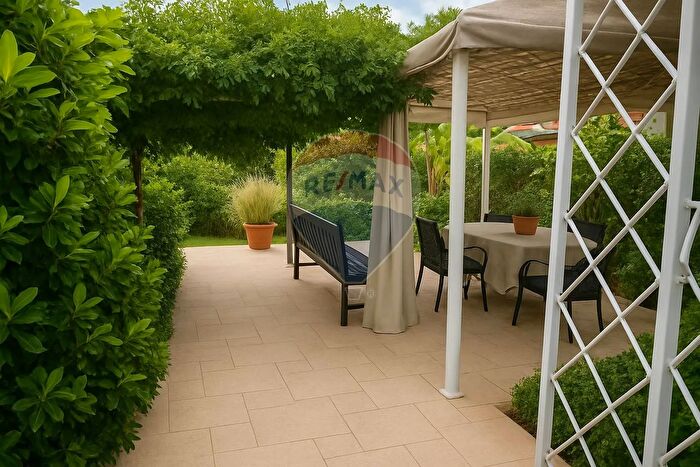 Casa con 7 locali in vendita in Via Vicenza, Novara