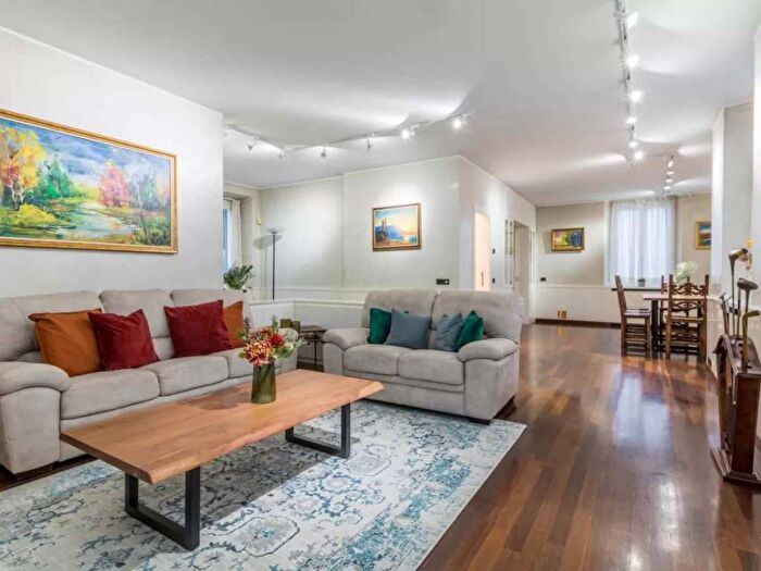 Appartamento trilocale in affitto in Via Vittorio Emanuele II, Cernobbio