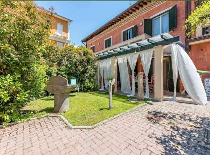 Casa quadrilocale in vendita in Viale Roma, Pietrasanta