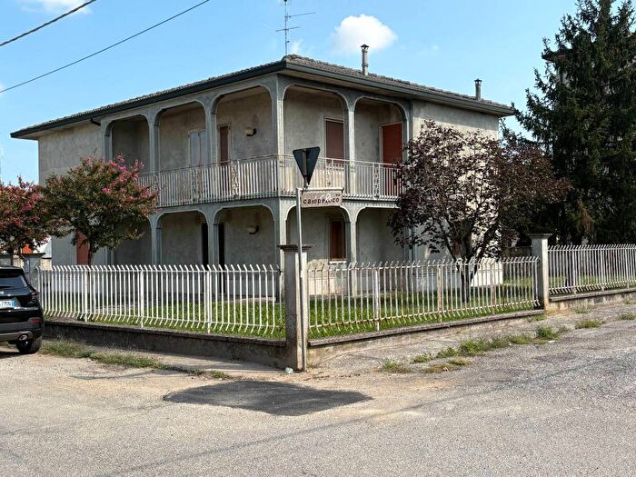 Casa con 6 locali in vendita in Via Aldo Moro, Ostiano