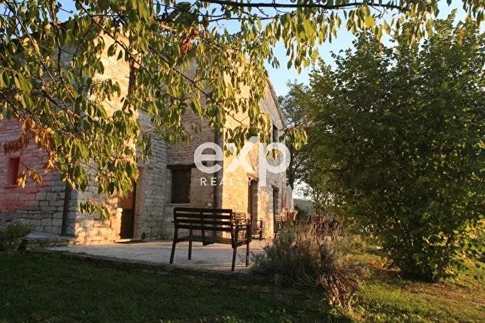 Appartamento con 6 locali in affitto in Strada Valubbio, Cagli