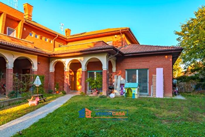 Casa con 6 locali in vendita in Strada Fey C, Bra