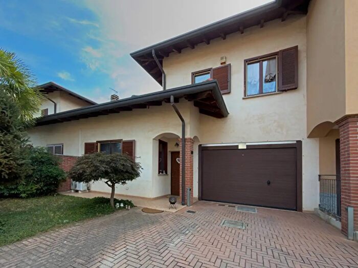 Casa con 5 locali in vendita in Via Carmine, Oleggio