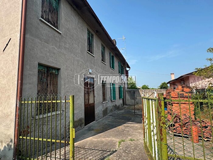 Casa con 6 locali in vendita in Via G Galilei, Boara Pisani