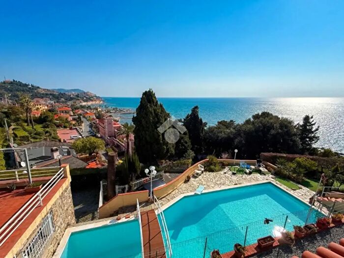 Casa con 12 locali in vendita in Via Garbella, Imperia