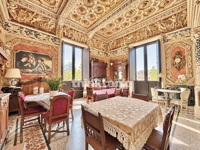 Appartamento con 14 locali in vendita in Viale Vittorio Veneto, Catania