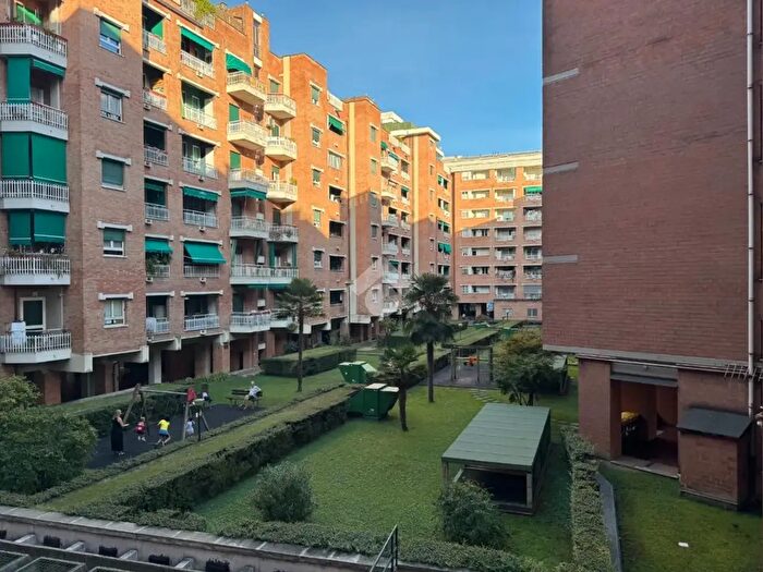 Appartamento trilocale in vendita in Via Genova, Torino